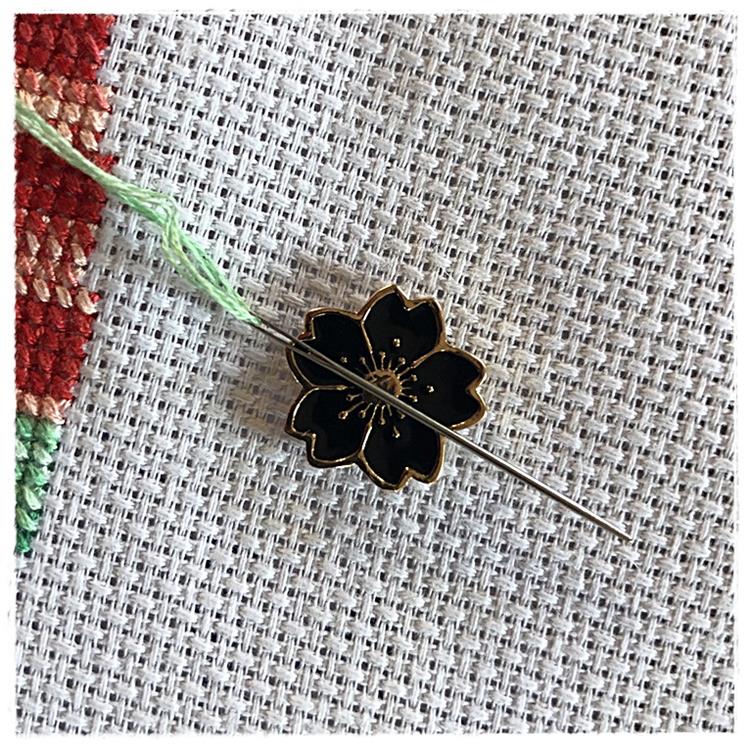 Magnetic Needle Minder Black Flower