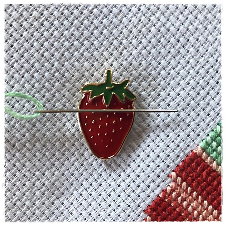 Magnetic Needle Minder Strawberry